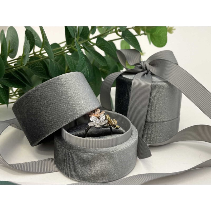 Šedá dárková krabička na prsten se stužkou LTR-3/P/A3 Jk Box Šedá dárková krabička na prsten se stužkou LTR-3/P/A3 Jk Box