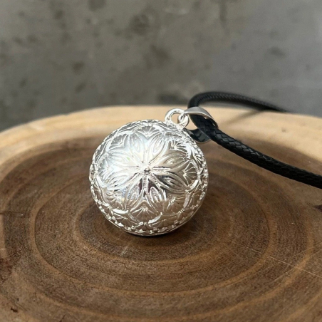 Dlouhý dámský náhrdelník s postříbřenou rolničkou Flora FLS20 Mummy Bell