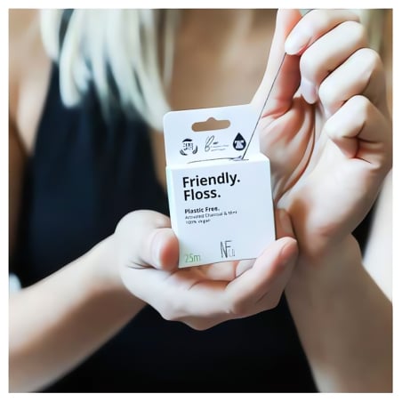 Jack n' Jill NFco. Zubní nit Friendly Floss (25 m) - s mátou a aktivním uhlím