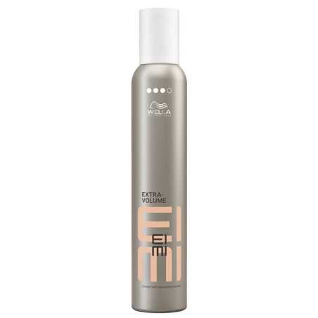 Tužící pěna pro objem vlasů se silnou fixací EIMI Extra Volume Wella Professionals - 75 ml
