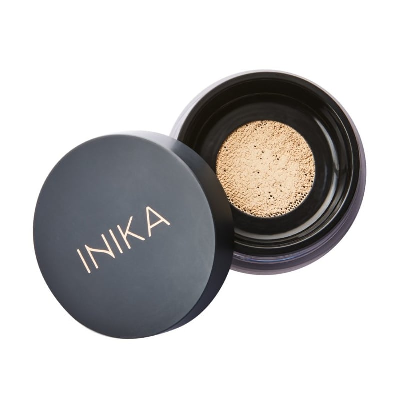Sypký minerální pudrový make-up SPF 25 (Loose Mineral Foundation) INIKA Organic / Odstín: Strength - 8 g Sypký minerální pudrový make-up SPF 25 (Loose Mineral Foundation) INIKA Organic / Odstín: Strength - 8 g