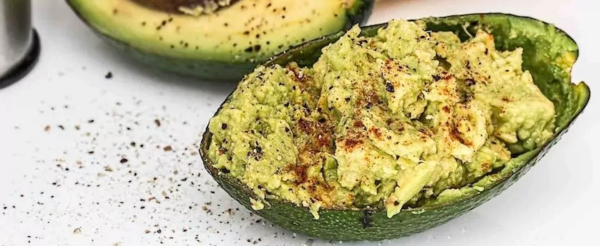 Guacamole s goji berries
