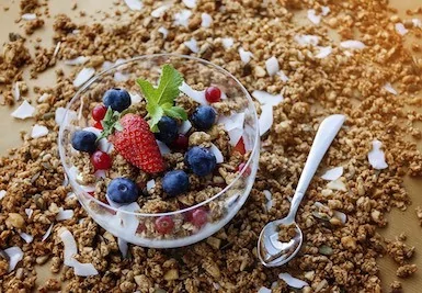 Domácí veganská granola se superpotravinami